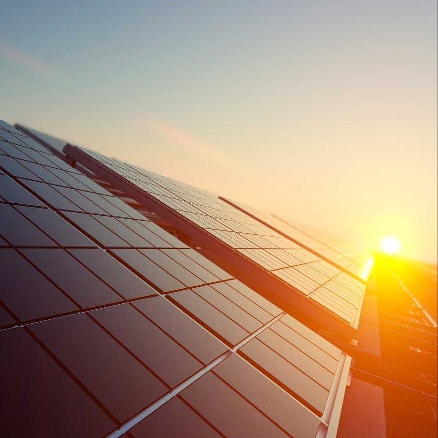 Solcellepanel på tak i solnedgang
